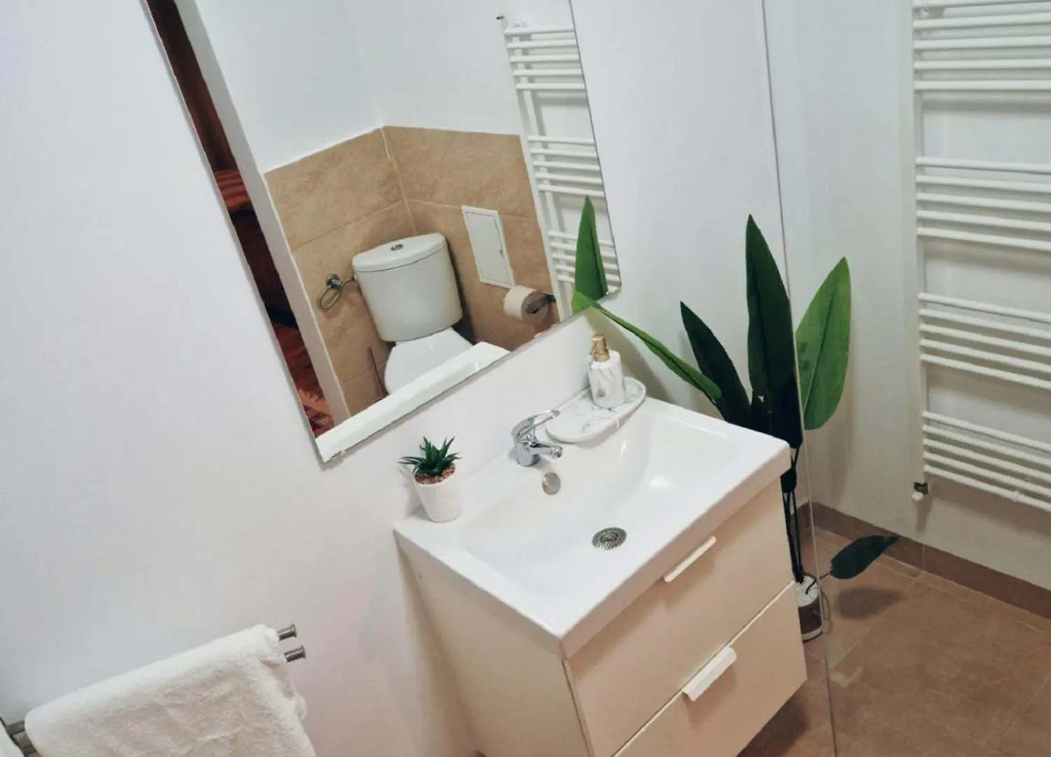 Apartament Free Parking & Self Check-In Westside Studio Near The Lake, Lacul Morii, Near Metro Stations Sector 6 Bucureşti România